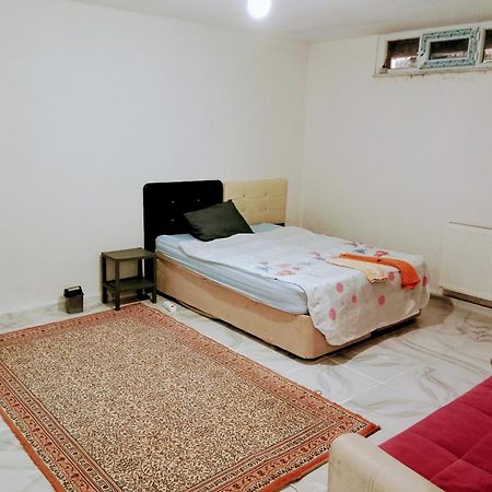 Ahmet Teacher Hotel, 5 Minutes From The Airport Arnavutkoy エクステリア 写真
